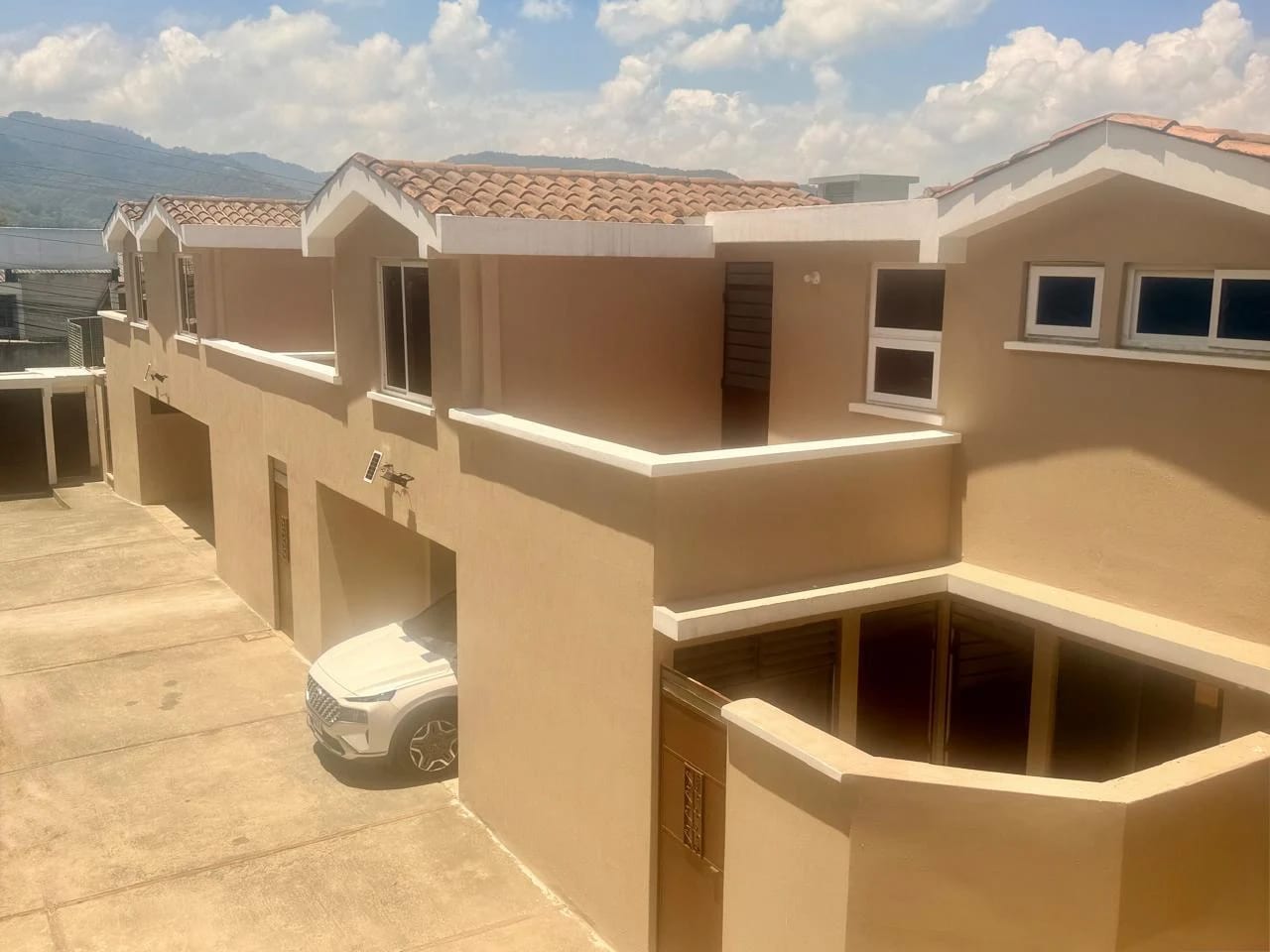 4 Casas en Alquiler, Ave. Hincapié zona 13 — foto 1 de 7